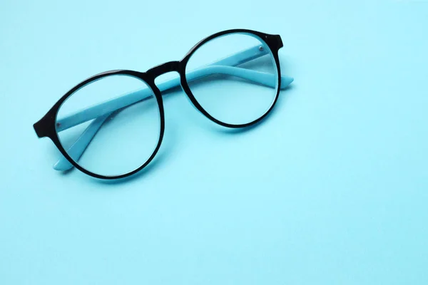 Kopieer Ruimte Rond Zwart Eye Glasses Isoleren Blauwe Achtergrond — Stockfoto