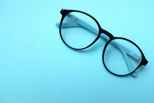 Kopieer Ruimte Rond Zwart Eye Glasses Isoleren Blauwe Achtergrond — Stockfoto