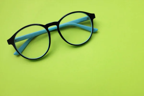 Kopieer Ruimte Rond Zwart Eye Glasses Isoleren Groene Achtergrond — Stockfoto