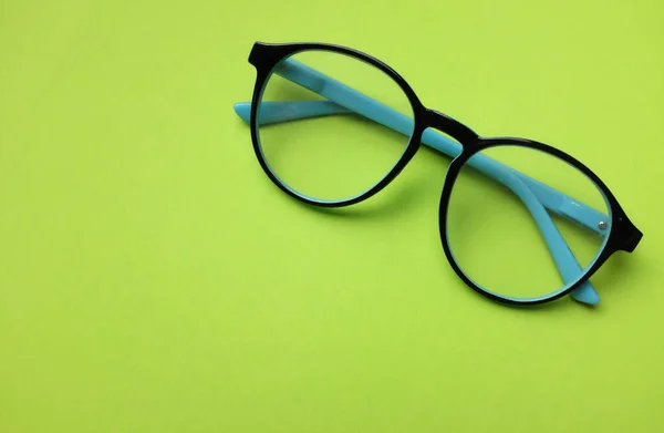 Kopieer Ruimte Rond Zwart Eye Glasses Isoleren Groene Achtergrond — Stockfoto