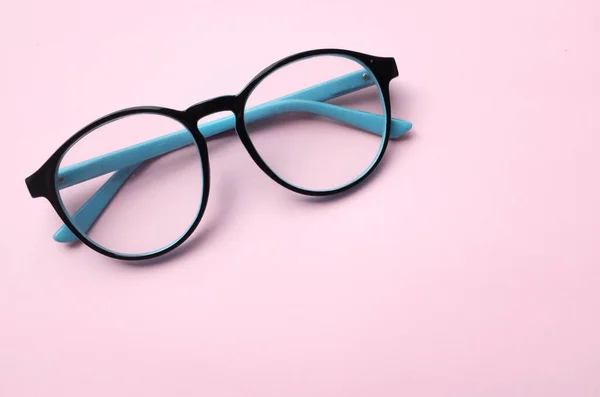 Kopieer Ruimte Rond Zwart Eye Glasses Isoleren Roze Pastel Achtergrond — Stockfoto