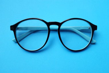 Üst görünüm siyah Göz Gözlüğü mavi arkaplanda izole