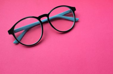 Siyah Göz Gözlükleri 'ni kopyala Pembe Arkaplanda izole et