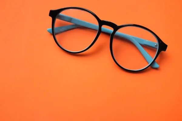 Kopieer Ruimte Rond Zwart Eye Glasses Isoleren Oranje Achtergrond — Stockfoto