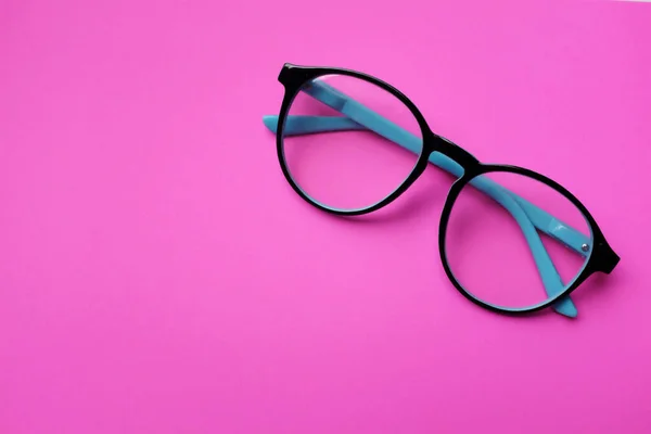 Kopieer Ruimte Rond Zwart Eye Glasses Isoleren Roze Achtergrond — Stockfoto
