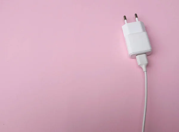 Ovanifrån Och Platt Låg Laddare Adapter Smartphone Färg Vit Rosa — Stockfoto