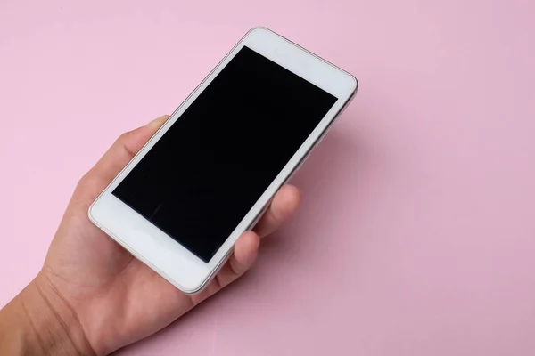 Ovanifrån Och Platt Låg Hand Vidröra Smartphone Rosa Pastell Bakgrund — Stockfoto