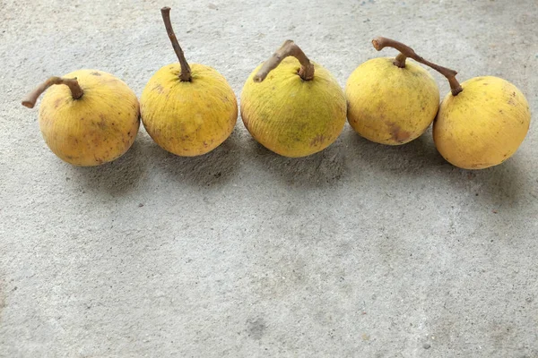 Flat Lay Fresh Ripe Santol Sentul Fruit Sandoricum Koetjape Isolated — стоковое фото