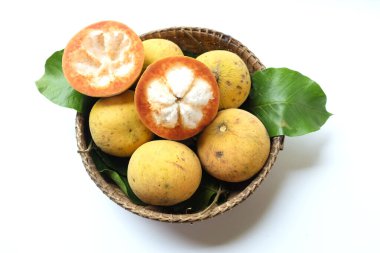 Wicker sepetinde taze dilimlenmiş santol (Sandoricum koetjape) meyvesi. Meşhur meyve Tayland ve mevsimlik meyve. 