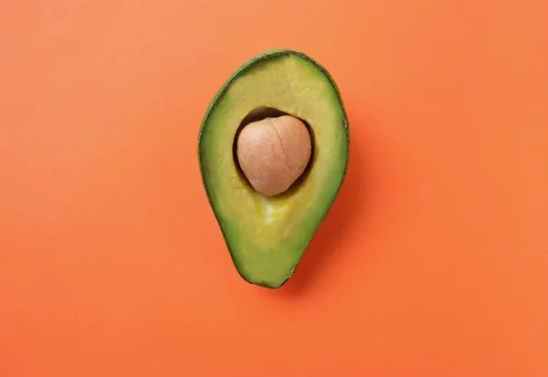 Close Biologische Avocado Met Zaad Avocado Helften Fel Oranje Achtergrond — Stockfoto