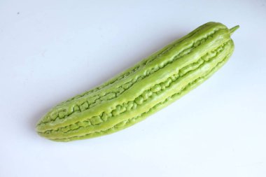  Taze yeşil sebzeler acı kabak ya da acı kavun beyaz arka planda izole edilir.
