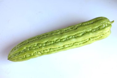 bir üst manzara iki taze yeşil sebze acı kabak ya da acı kavun izole beyaz bir zemin üzerinde