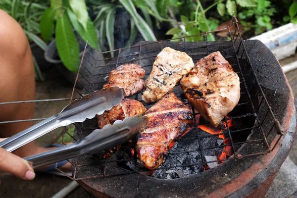 Mãos Mulher Com Porco Grelhado Metálico Com Grelha Cozinha Verão — Fotografia de Stock