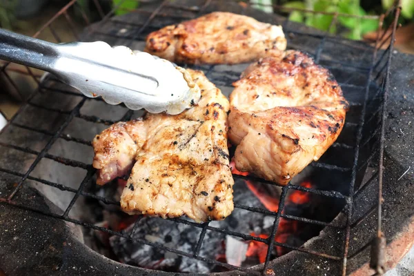 Handen Van Een Vrouw Met Metalen Gegrild Varkensvlees Met Grill — Stockfoto