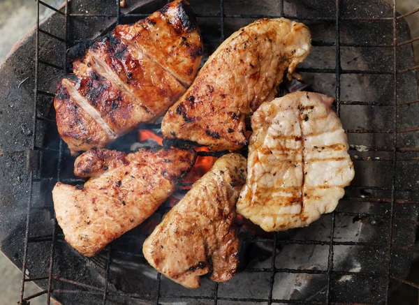 Flat Lay Deliciosa Carne Porco São Grilledon Grelha Carvão Para — Fotografia de Stock