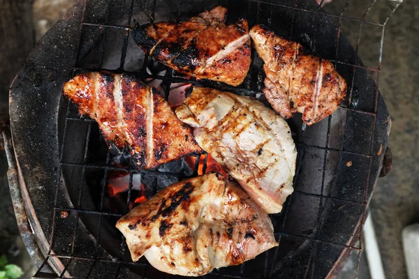 Flat Lay Deliciosa Carne Porco São Grilledon Grelha Carvão Para — Fotografia de Stock