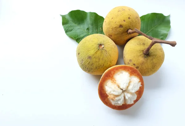 Copia Espacio Santol Fruta Hojas Santol Verde Aislar Sobre Fondo — Foto de Stock