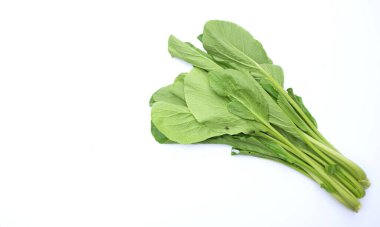 Taze yeşil Choy Sum yeşillikleri beyaz arka planda izole edilir