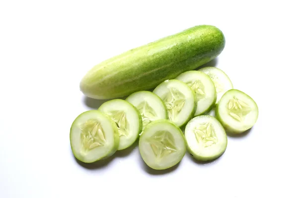 Pepino Verde Fresco Rodajas Aisladas Sobre Fondo Blanco —  Fotos de Stock