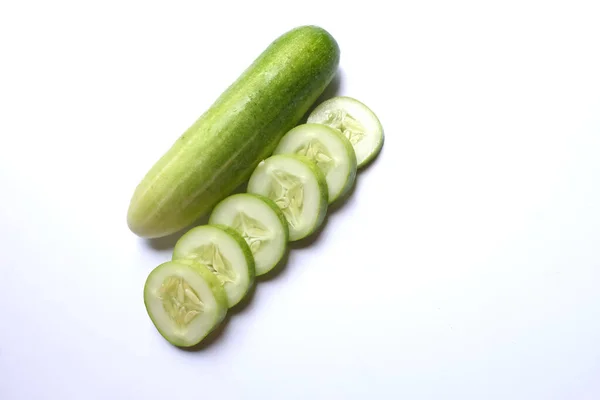 Concombre Vert Frais Tranches Isolées Sur Fond Blanc — Photo