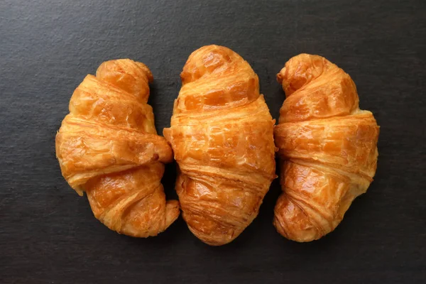 Tres Pan Croissant Fondo Madera Negra Concepto Desayuno — Foto de Stock