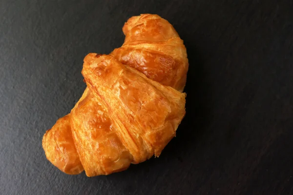 Platt Låg Och Ovanifrån Croissant Bröd Svart Trä Bakgrund Frukost — Stockfoto