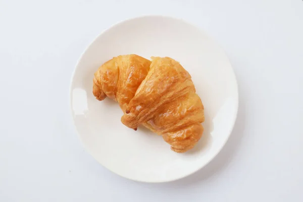 Cruasanes Recién Horneados Plato Cerámica Círculo Blanco Concepto Desayuno —  Fotos de Stock