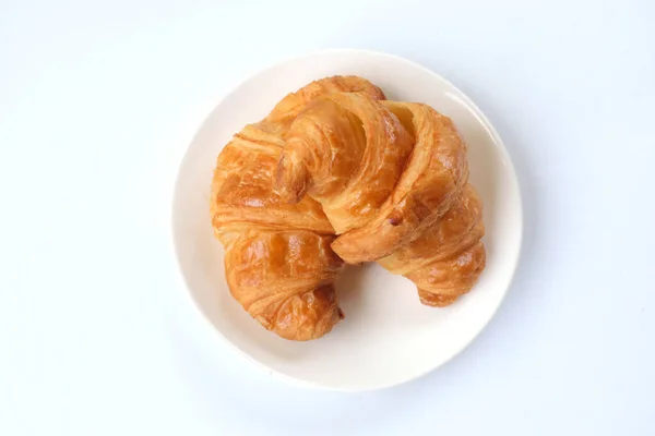 Plano Poner Dos Croissants Recién Horneados Plato Cerámica Círculo Blanco —  Fotos de Stock