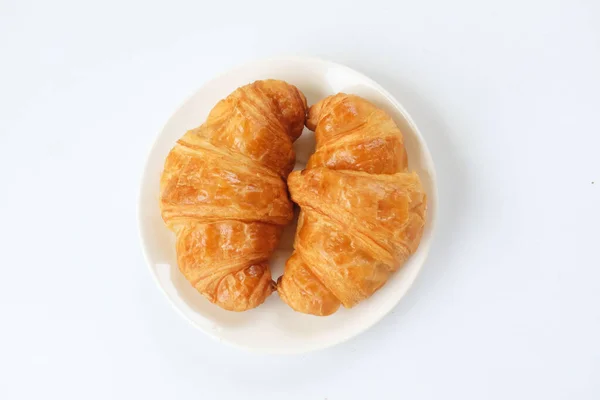 Plano Poner Dos Croissants Recién Horneados Plato Cerámica Círculo Blanco — Foto de Stock