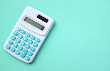 Boşluğu kopyala Yeşil dijital hesap makinesi yeşil pastel arkaplanda izole et