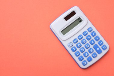Boşluğu kopyala Turuncu hesap makinesi turuncu arkaplanda izole et