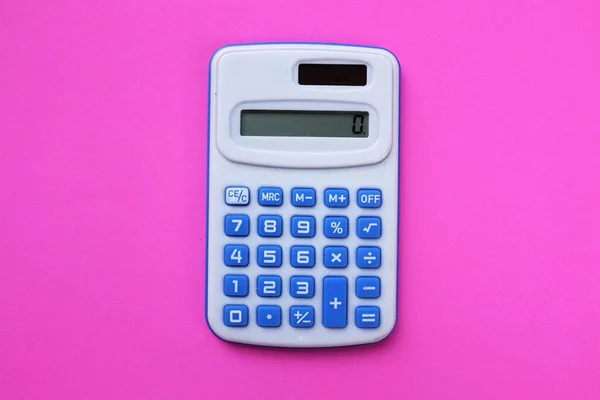 Розовый Цифровой Калькулятор Изолировать Розовом Фоне — стоковое фото