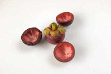Taze olgun mangosteen beyaz arka planda izole. 