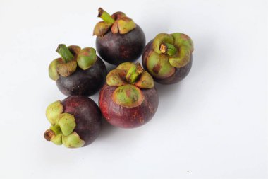 Beyaz arka planda Meyve Tayland Kraliçesi Mangosens.