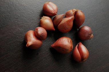  Taze soğan ya da soğan siyah ahşap bir masada. Tayland yemekleri ve baharatlar. 