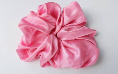 Üst görünüm pembe ipek saç bantları beyaz arkaplanda izole edilir.