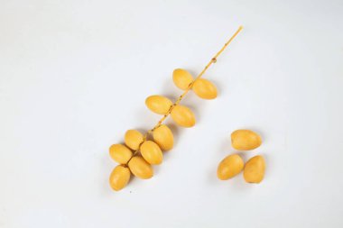  Taze palmiye anka kuşu dactylifera ya da beyaz arka planda izole hurma ağacı meyvesi