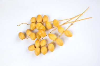 Taze Palm Phoenix Dactylifera ya da beyaz arka planda izole hurma meyvesi