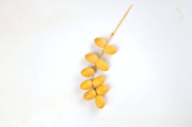 Üst ve düz palmiye uzanır Dactylifera veya beyaz arka planda izole hurma meyvesi