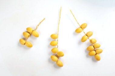 Üst ve düz palmiye uzanır Dactylifera veya beyaz arka planda izole hurma meyvesi