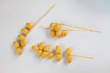 Üst ve düz palmiye uzanır Dactylifera veya beyaz arka planda izole hurma meyvesi