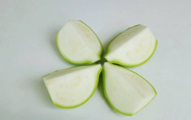 Taze çiğ organik şişe kabağı, beyaz çiçekli kabak, Calabash salatalığı ya da Calabash kabağı (Lagenaria Siceraria) Beyaz arka planda yarım dilimlenmiş kesilmiş bir kabak. Sağlıklı meyve kavramını kavra.