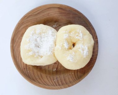 Lezzetli Hokkaido taze süt donutu görüntüsü tamamen kremayla kaplanmış servis tabağı üzerinde düzenleme beyaz bir zemin üzerinde izole .Sabahları yemek.