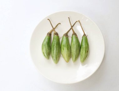 Bir parmak patlıcanı (solanum melongena) beyaz bir tabakta kapat