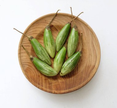 Bir parmak patlıcanı (solanum melongena) ahşap bir tabakta kapat