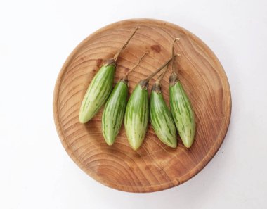 Bir parmak patlıcanı (solanum melongena) ahşap bir tabakta kapat