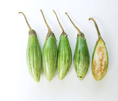 Bir parmak patlıcanı dilimler (solanum melongena)