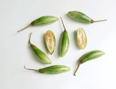 Bir parmak patlıcanı dilimler (solanum melongena)