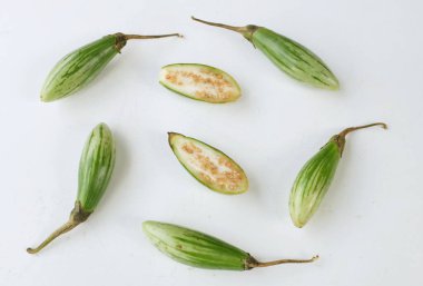 Bir parmak patlıcanı dilimler (solanum melongena)