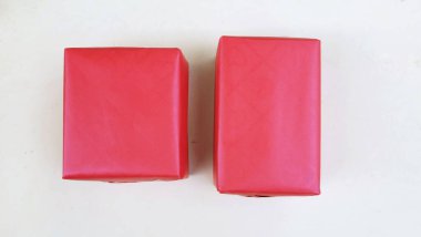 Romantik ve güzel bir hediye kutusu. Beyaz bir fon.